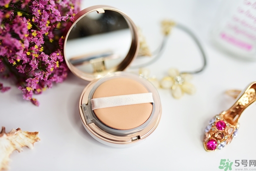 age20s粉底霜粉色和白色有什么區(qū)別？