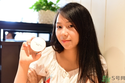 age20s粉底霜粉色和白色有什么區(qū)別？