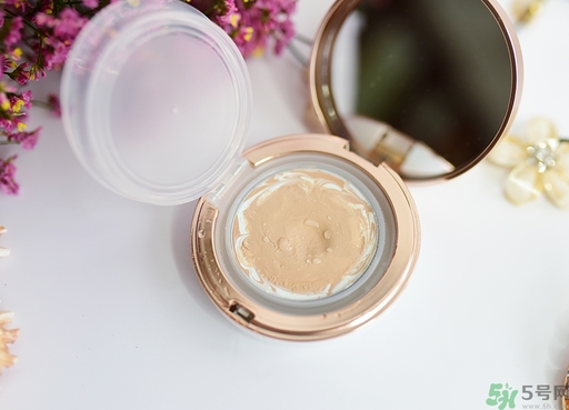 age20s粉底霜粉色和白色有什么區(qū)別？