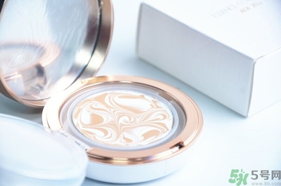 age20s粉底霜粉色和白色有什么區(qū)別？