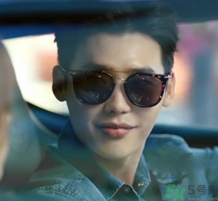 李鐘碩墨鏡什么牌子？姜哲墨鏡什么牌子？