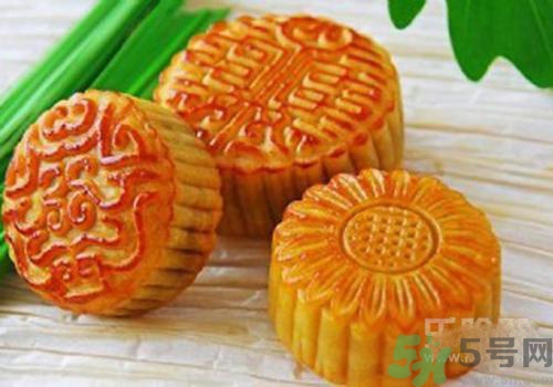 月餅裂開了是怎么回事？月餅開裂了可以吃嗎？