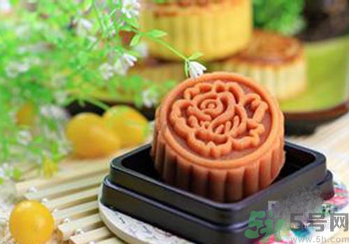 月餅裂開了是怎么回事？月餅開裂了可以吃嗎？