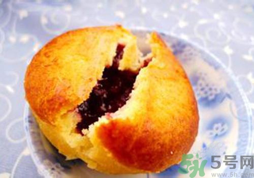 月餅裂開了是怎么回事？月餅開裂了可以吃嗎？