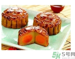 月餅裂開了是怎么回事？月餅開裂了可以吃嗎？