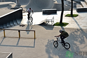 多大的孩子可以玩滑板車?初學(xué)者玩滑板要注意什么 多大的孩子可以玩滑板車?初學(xué)者玩滑板要注意什么