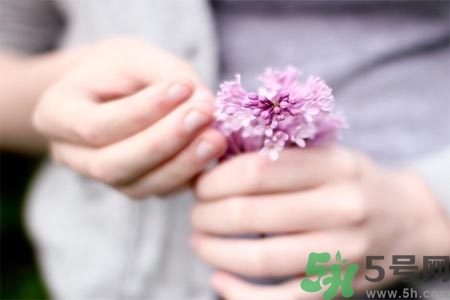 手指關(guān)節(jié)疼痛的原因是什么？手指關(guān)節(jié)痛如何治療？