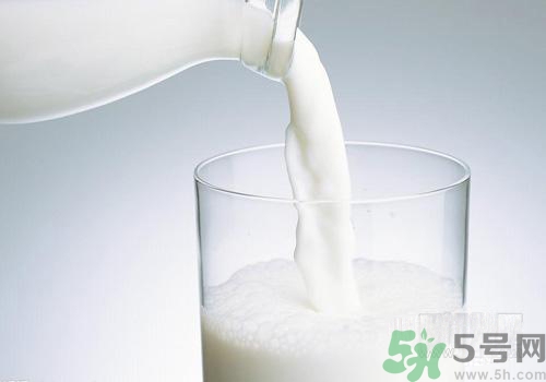 純牛奶為什么會結(jié)塊？結(jié)塊的純牛奶可以喝嗎？