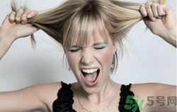 產(chǎn)后多久開(kāi)始掉頭發(fā)？產(chǎn)后脫發(fā)會(huì)持續(xù)多久？