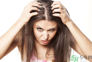 產(chǎn)后多久開(kāi)始掉頭發(fā)？產(chǎn)后脫發(fā)會(huì)持續(xù)多久？