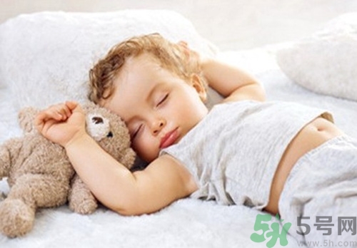 孩子睡覺(jué)不踏實(shí)翻來(lái)覆去的,孩子睡覺(jué)不安穩(wěn)怎么回事 孩子睡覺(jué)不踏實(shí)翻來(lái)覆去的,孩子睡覺(jué)不安穩(wěn)怎么回事