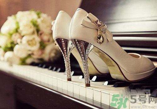 扁平足可以穿高跟鞋嗎？扁平足適合穿什么鞋？