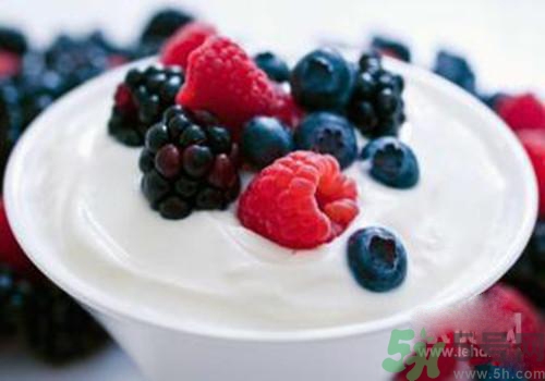 純牛奶和酸奶哪個營養(yǎng)更高？喝純牛奶好還是酸奶好？