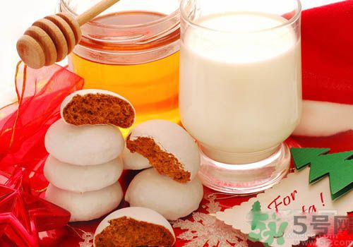 純牛奶和酸奶可以一起吃喝嗎？純牛奶和酸奶一起喝有什么好處？