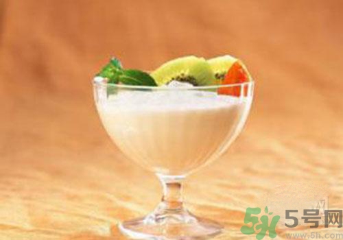 純牛奶和酸奶可以一起吃喝嗎？純牛奶和酸奶一起喝有什么好處？