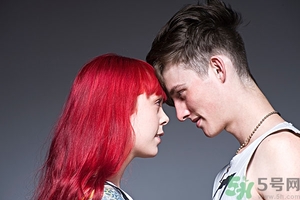 頭發(fā)染多了有什么危害？染什么顏色的頭發(fā)顯皮膚白？