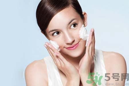 太陽穴長痘怎么辦？如何祛除太陽穴上的痘痘？