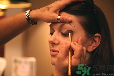 眼影可以當(dāng)高光用嗎?眼影可以用來(lái)打高光嗎 眼影可以當(dāng)高光用嗎?眼影可以用來(lái)打高光嗎