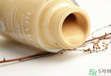 粉底液可以直接涂臉上嗎？粉底液用什么上妝最好？