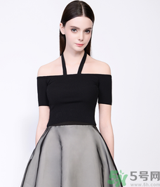 一字肩的衣服內(nèi)衣怎么穿？一字肩的衣服里面穿什么內(nèi)衣？