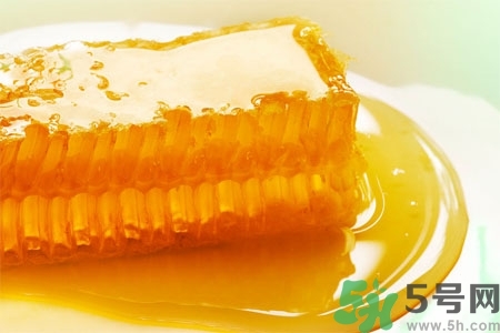 蜂蜜不能和什么一起吃？哪些人不能吃蜂蜜？