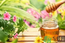 蜂蜜不能和什么一起吃？哪些人不能吃蜂蜜？