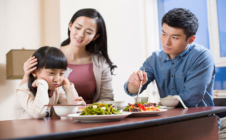 寶寶偏食挑食的原因 寶寶只吃菜不吃飯怎么辦
