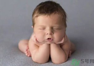 寶寶屁股上長小紅疙瘩是怎么回事？寶寶屁股上長小紅疙瘩怎么辦?