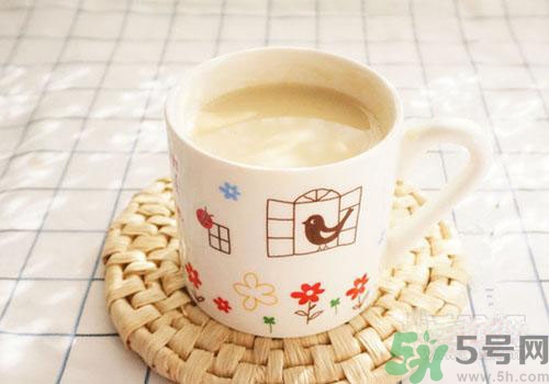 痛風(fēng)可以喝牛奶嗎？痛風(fēng)喝多少牛奶比較好？