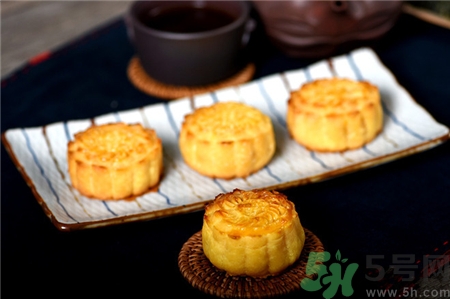 美心月餅和半島月餅?zāi)膫€(gè)好吃?半島月餅好吃嗎? 美心月餅和半島月餅?zāi)膫€(gè)好吃?半島月餅好吃嗎?