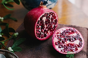 吃石榴手指發(fā)黃怎么辦？吃石榴手指變黑怎么辦？