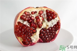 吃石榴手指發(fā)黃怎么辦？吃石榴手指變黑怎么辦？