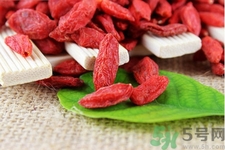 枸杞子泡水喝的功效有哪些？枸杞子泡水喝的害處有什么？