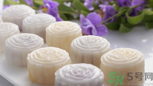 冰皮月餅和普通月餅?zāi)膫€(gè)好吃? 冰皮月餅和普通月餅?zāi)膫€(gè)好吃?