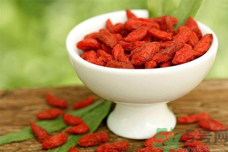 菊花枸杞茶的功效與作用 枸杞菊花茶的副作用 菊花枸杞茶的功效與作用 枸杞菊花茶的副作用