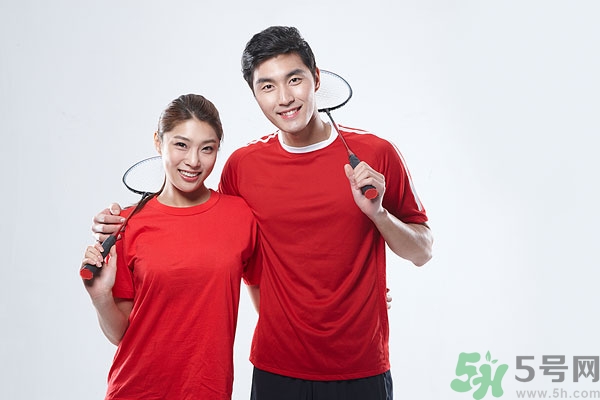 打羽毛球有什么好處？打羽毛球有什么壞處？