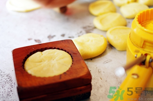 廣式月餅烤多長時間?烤廣式月餅的溫度是多少 廣式月餅烤多長時間?烤廣式月餅的溫度是多少