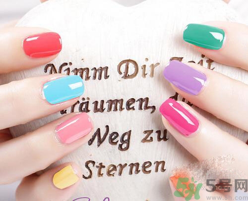 灰指甲可以涂指甲油嗎？得了灰指甲怎么辦？