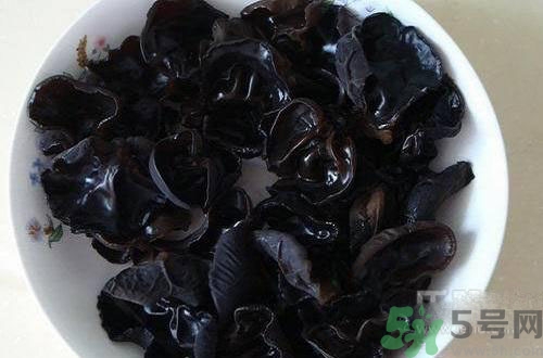 下巴長痘是上火嗎？下巴長痘吃什么好？