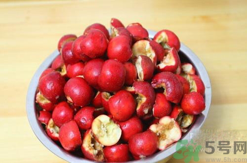 下巴長痘是上火嗎？下巴長痘吃什么好？