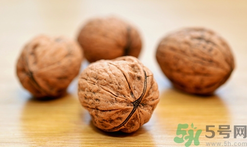 火龍果和核桃能否同食?核桃和火龍果能一起吃嗎 火龍果和核桃能否同食?核桃和火龍果能一起吃嗎