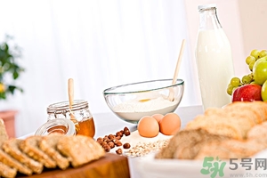 蘋果和蜂蜜可以一起吃嗎？蘋果和蜂蜜可以榨汁嗎？