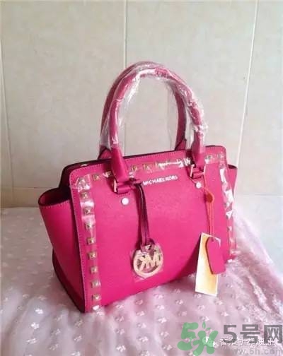 Michael Kors女包真?zhèn)伪鎰e Michael Kors包包真假鑒別圖 Michael Kors女包真?zhèn)伪鎰e Michael Kors包包真假鑒別圖