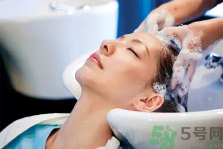 頭皮癢白醋可以洗頭嗎？頭皮癢怎么用醋洗頭？