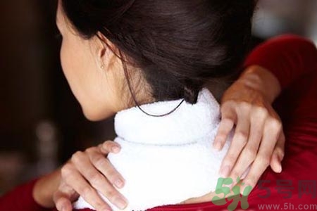 落枕脖子疼怎么辦？落枕和頸椎病區(qū)別