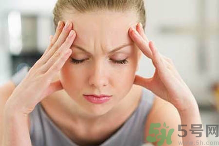 偏頭痛的原因是什么？女性偏頭痛的癥狀有哪些？