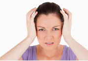 偏頭痛的原因是什么？女性偏頭痛的癥狀有哪些？