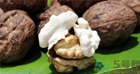 新鮮核桃和干核桃哪個(gè)營養(yǎng)價(jià)值高?新鮮核桃的功效與作用