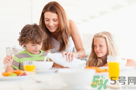 新生兒需要補鈣嗎？新生兒如何補鈣？