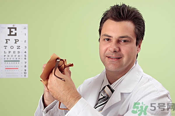 眼鏡可以用洗潔精洗嗎?眼鏡用洗潔精洗好嗎? 眼鏡可以用洗潔精洗嗎?眼鏡用洗潔精洗好嗎?